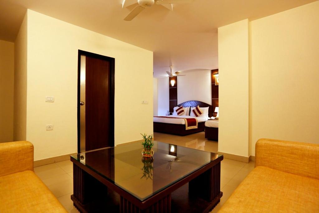 Airport La Sapphire Hotel & Restaurant New Delhi Exterior foto