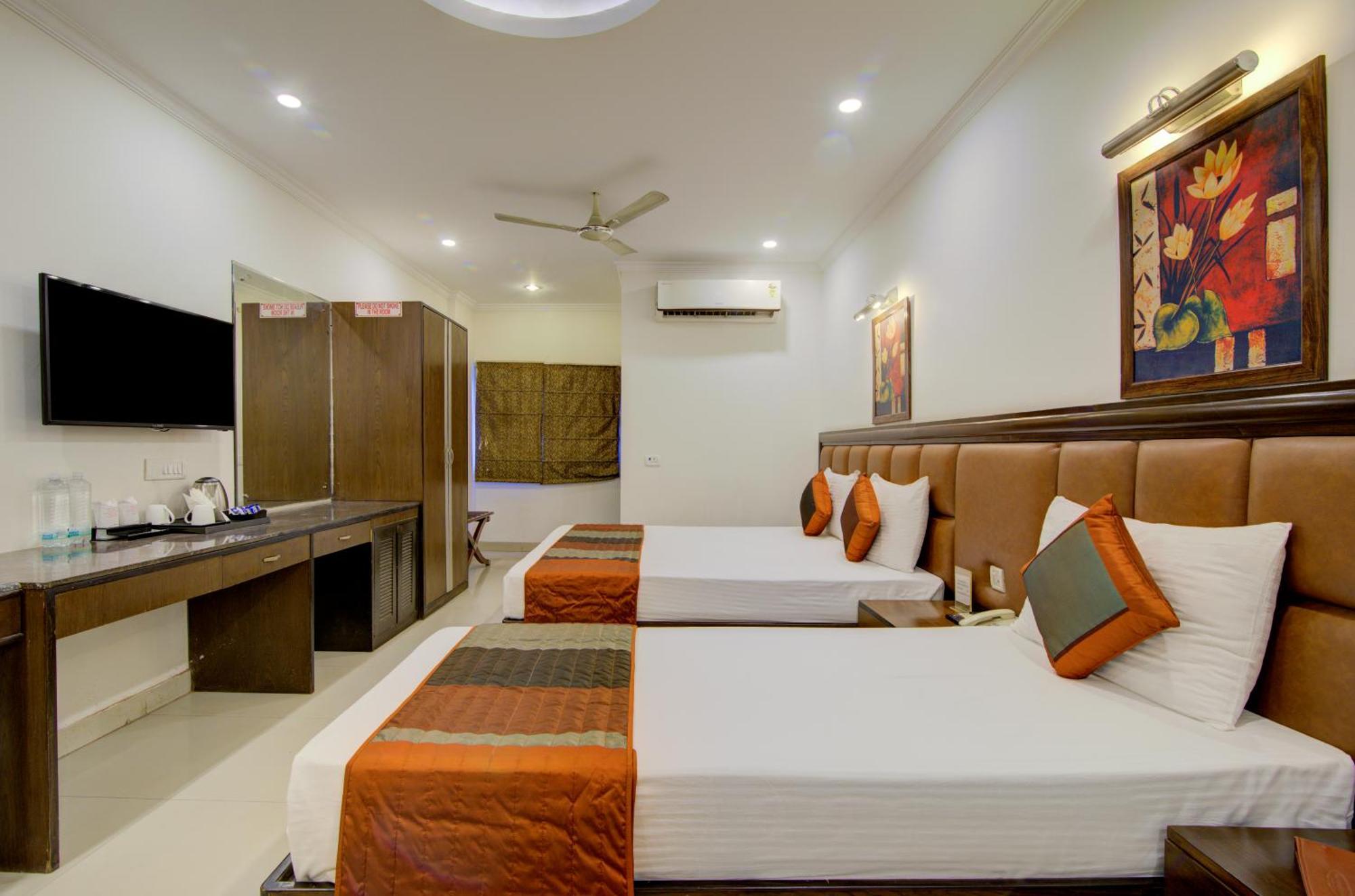 Airport La Sapphire Hotel & Restaurant New Delhi Exterior foto