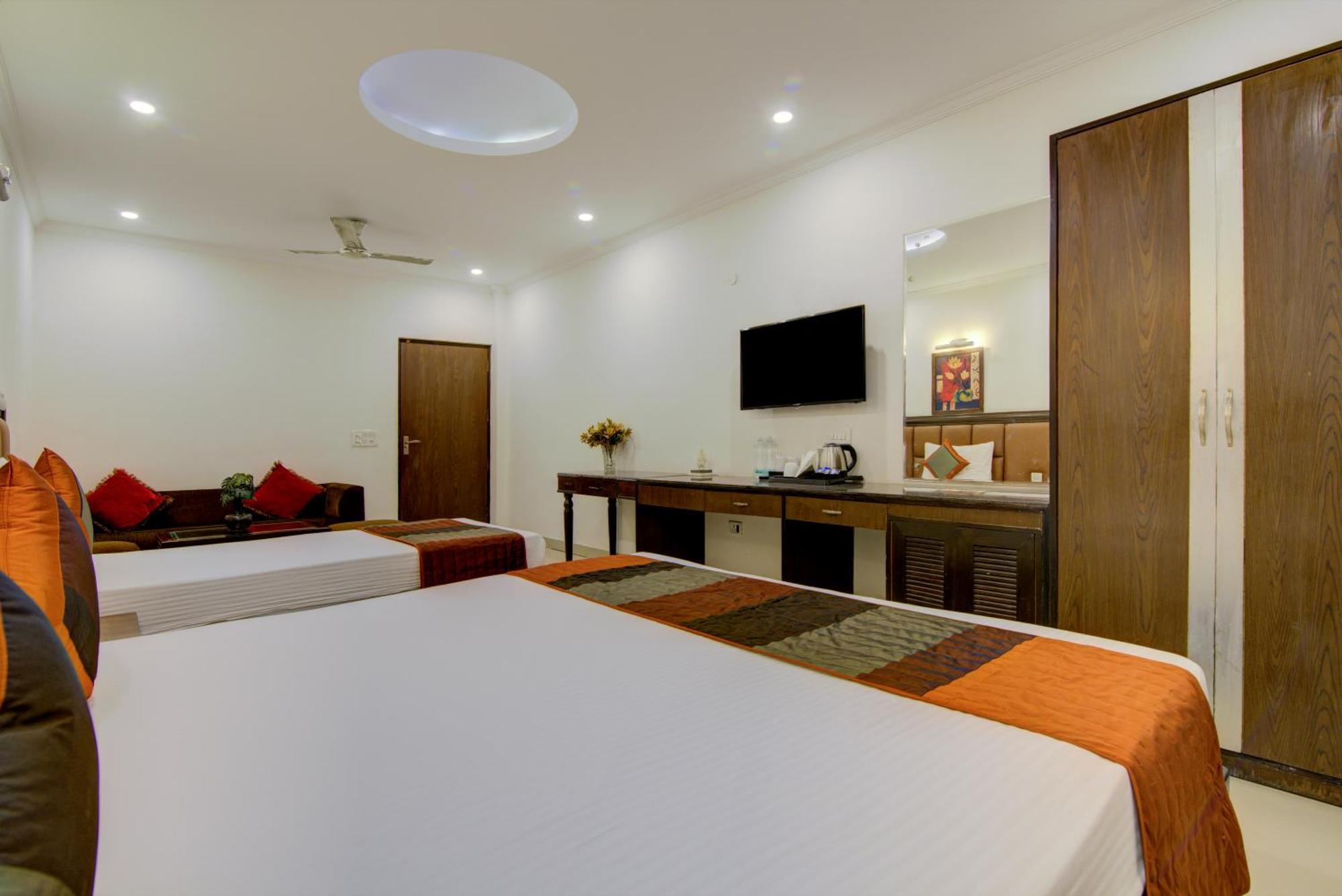 Airport La Sapphire Hotel & Restaurant New Delhi Exterior foto
