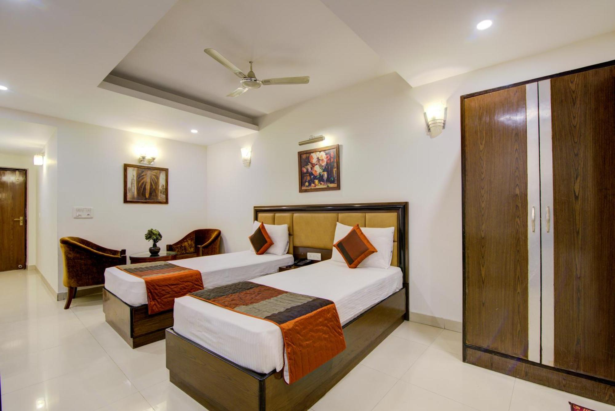 Airport La Sapphire Hotel & Restaurant New Delhi Exterior foto